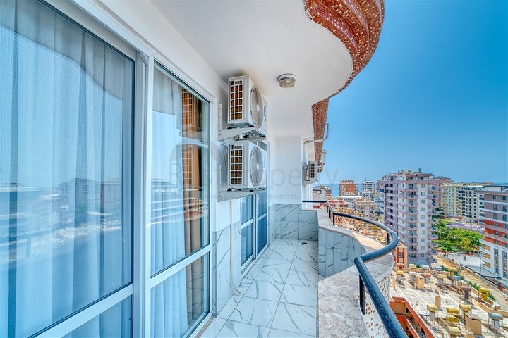 شقة واسعة في منطقة محمودلار تطل على البحر والجبل