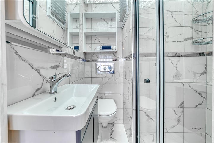 شقة واسعة في منطقة محمودلار تطل على البحر والجبل