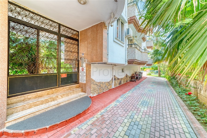 شقة واسعة في منطقة محمودلار تطل على البحر والجبل