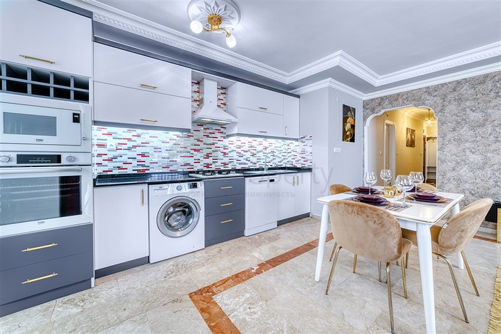 شقة واسعة في منطقة محمودلار تطل على البحر والجبل