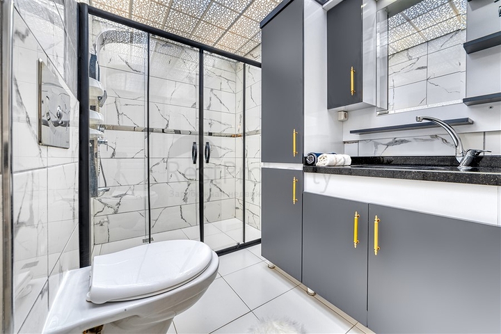 شقة واسعة في منطقة محمودلار تطل على البحر والجبل