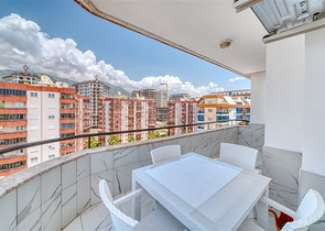 شقة واسعة في منطقة محمودلار تطل على البحر والجبل