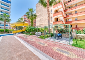 شقة واسعة في منطقة محمودلار تطل على البحر والجبل