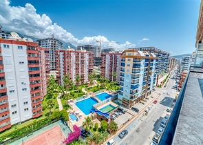 شقة واسعة في منطقة محمودلار تطل على البحر والجبل