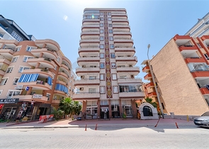 شقة واسعة في منطقة محمودلار تطل على البحر والجبل