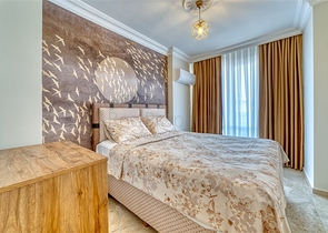 شقة واسعة في منطقة محمودلار تطل على البحر والجبل