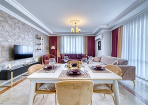 شقة واسعة في منطقة محمودلار تطل على البحر والجبل