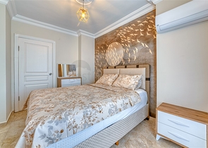 شقة واسعة في منطقة محمودلار تطل على البحر والجبل