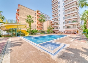 شقة واسعة في منطقة محمودلار تطل على البحر والجبل