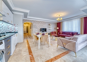 شقة واسعة في منطقة محمودلار تطل على البحر والجبل