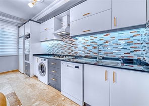 شقة واسعة في منطقة محمودلار تطل على البحر والجبل