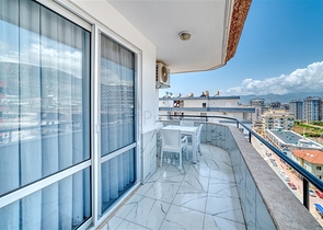 شقة واسعة في منطقة محمودلار تطل على البحر والجبل