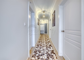 شقة واسعة في منطقة محمودلار تطل على البحر والجبل