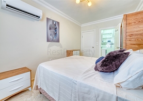 شقة واسعة في منطقة محمودلار تطل على البحر والجبل