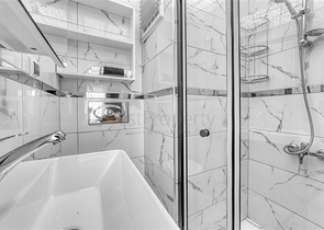 شقة واسعة في منطقة محمودلار تطل على البحر والجبل