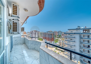 شقة واسعة في منطقة محمودلار تطل على البحر والجبل