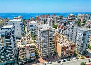 شقة واسعة في منطقة محمودلار تطل على البحر والجبل