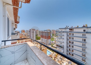 شقة واسعة في منطقة محمودلار تطل على البحر والجبل