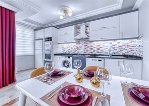 شقة واسعة في منطقة محمودلار تطل على البحر والجبل