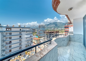 شقة واسعة في منطقة محمودلار تطل على البحر والجبل