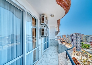 شقة واسعة في منطقة محمودلار تطل على البحر والجبل