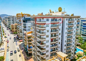 شقة واسعة في منطقة محمودلار تطل على البحر والجبل