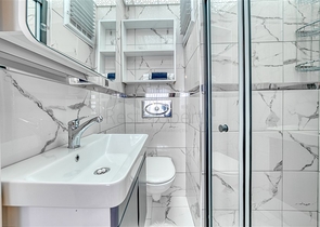 شقة واسعة في منطقة محمودلار تطل على البحر والجبل