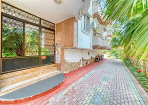 شقة واسعة في منطقة محمودلار تطل على البحر والجبل