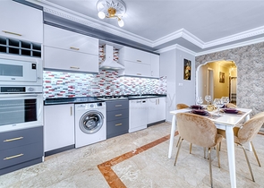 شقة واسعة في منطقة محمودلار تطل على البحر والجبل