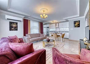 شقة واسعة في منطقة محمودلار تطل على البحر والجبل