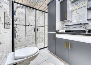 شقة واسعة في منطقة محمودلار تطل على البحر والجبل