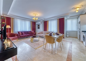 شقة واسعة في منطقة محمودلار تطل على البحر والجبل