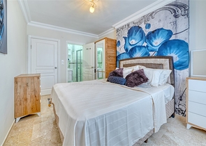 شقة واسعة في منطقة محمودلار تطل على البحر والجبل