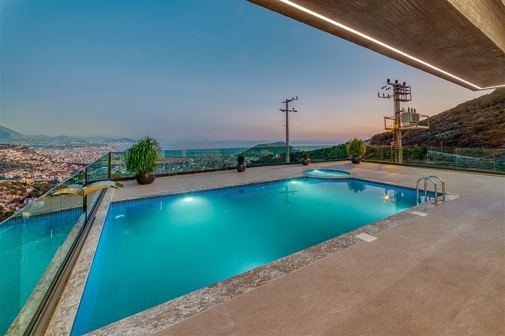 فيلا فاخرة 4 + 1 مع إطلالات خلابة على ألانيا بأكملها