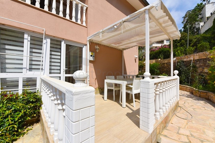 تاون هاوس 2 + 1 على بعد 600 متر من البحر في منطقة كارجيجاك