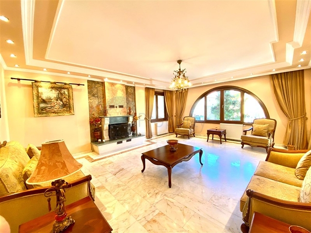 فيلا واسعة لعائلة كبيرة ، على مسافة قريبة من البحر