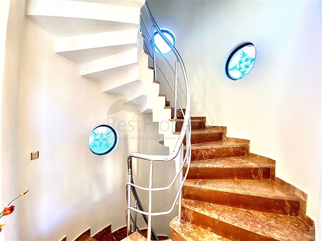 فيلا واسعة لعائلة كبيرة ، على مسافة قريبة من البحر