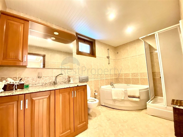 فيلا واسعة لعائلة كبيرة ، على مسافة قريبة من البحر