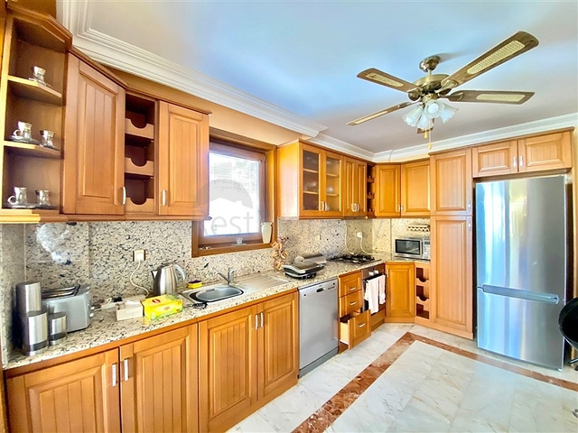 فيلا واسعة لعائلة كبيرة ، على مسافة قريبة من البحر