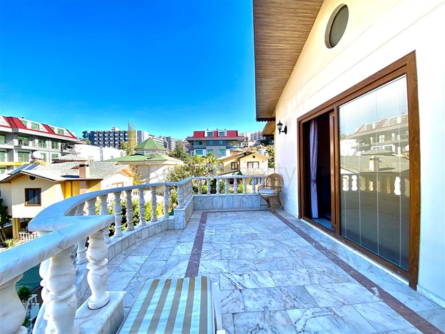 فيلا واسعة لعائلة كبيرة ، على مسافة قريبة من البحر