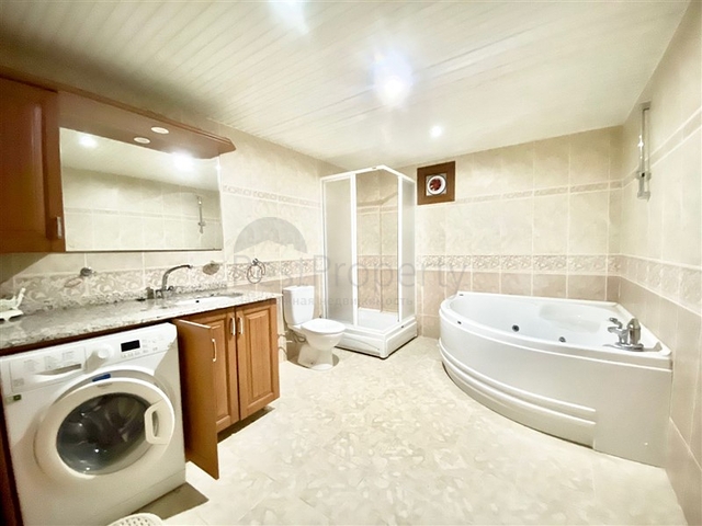 فيلا واسعة لعائلة كبيرة ، على مسافة قريبة من البحر