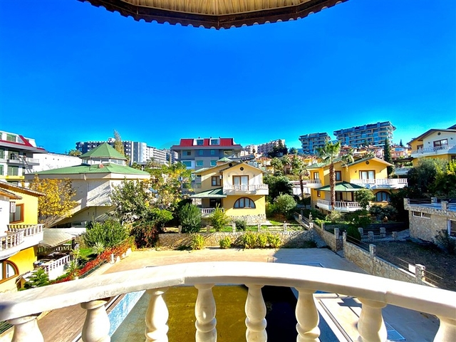 فيلا واسعة لعائلة كبيرة ، على مسافة قريبة من البحر