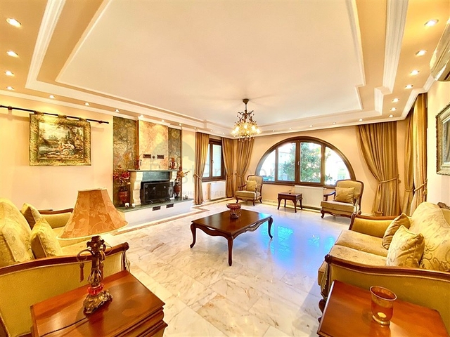 فيلا واسعة لعائلة كبيرة ، على مسافة قريبة من البحر