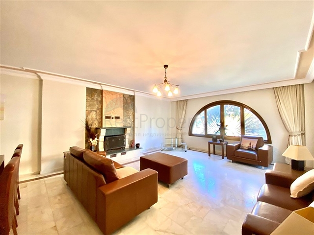 فيلا واسعة لعائلة كبيرة ، على مسافة قريبة من البحر