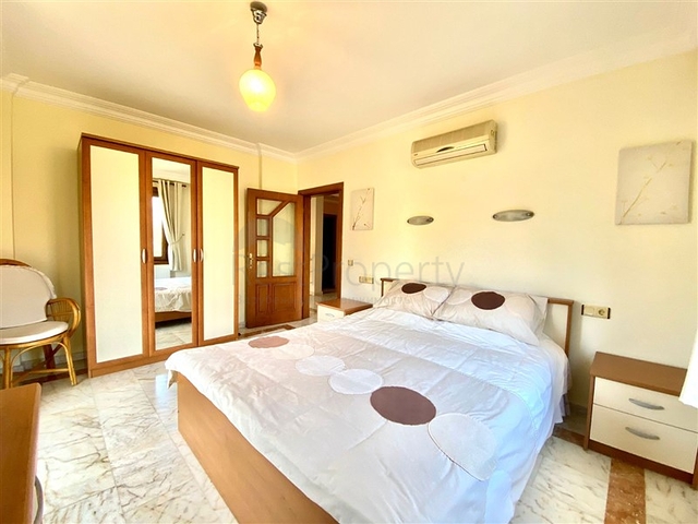 فيلا واسعة لعائلة كبيرة ، على مسافة قريبة من البحر