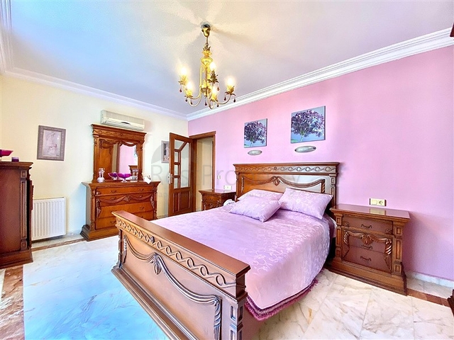 فيلا واسعة لعائلة كبيرة ، على مسافة قريبة من البحر