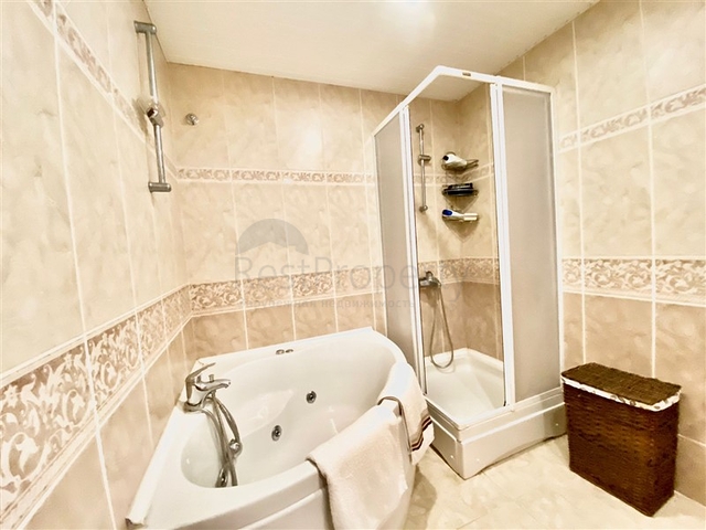 فيلا واسعة لعائلة كبيرة ، على مسافة قريبة من البحر