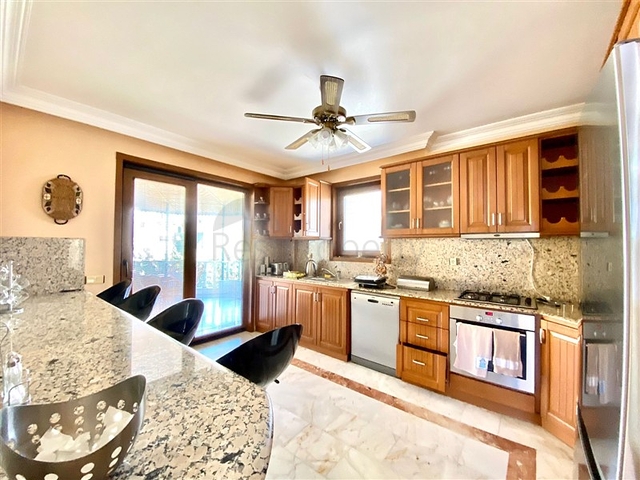 فيلا واسعة لعائلة كبيرة ، على مسافة قريبة من البحر