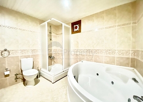 فيلا واسعة لعائلة كبيرة ، على مسافة قريبة من البحر