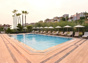 فيلا واسعة لعائلة كبيرة ، على مسافة قريبة من البحر